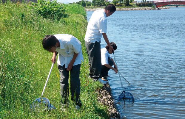 校外環境調査で自然を探究